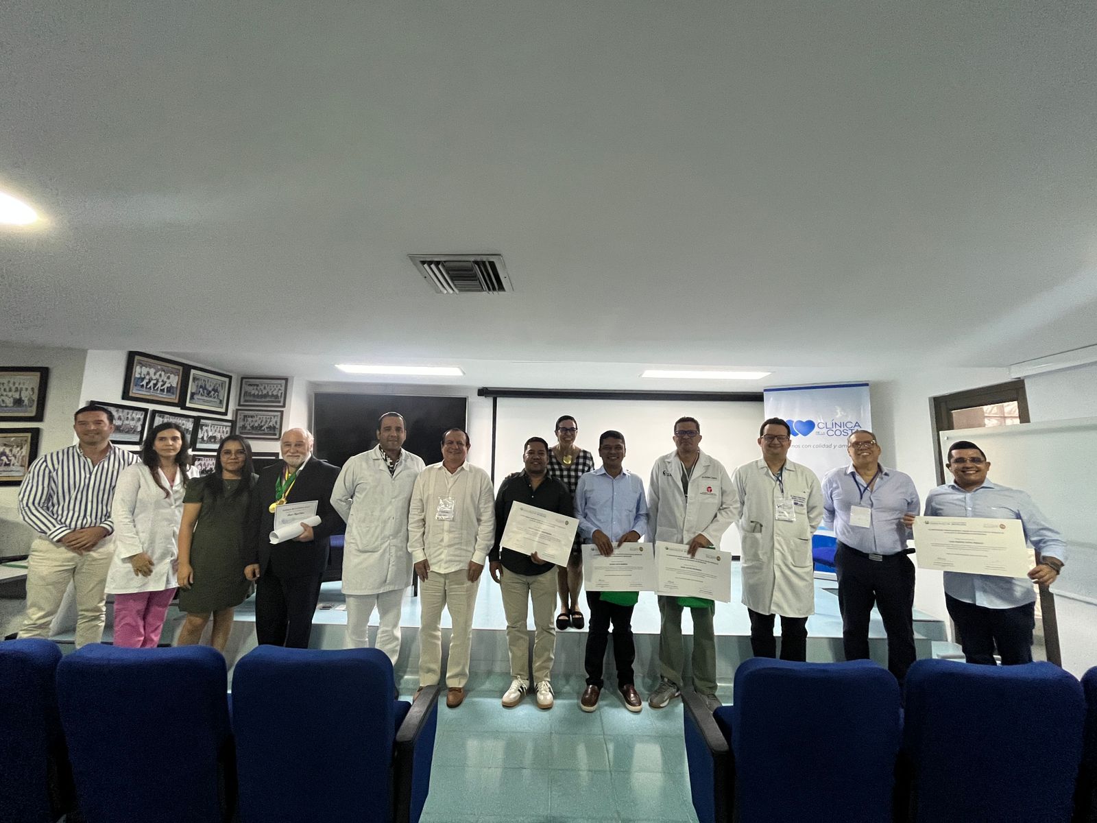 Foto egresados y profesores del programa de especialización en nefrología
